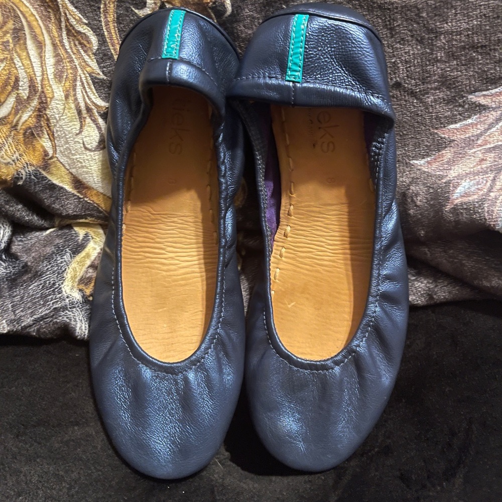 Limited edition midnight blue tieks size 8. Excellent condition. No box/flower